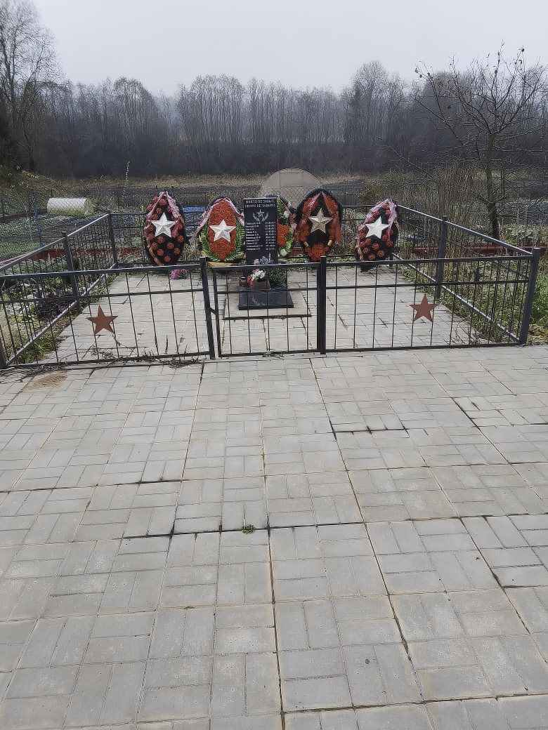 Братская могила в металлической ограде